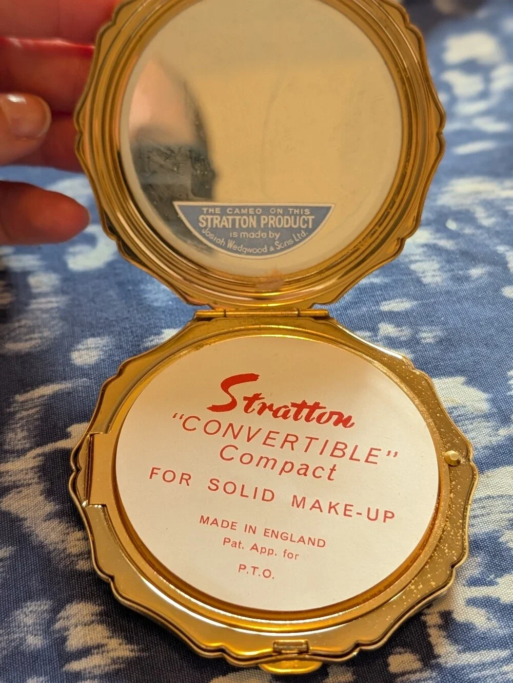 Vintage Stratton powder compact featuring a blue Wedgwood Jasperware cameo Lid.